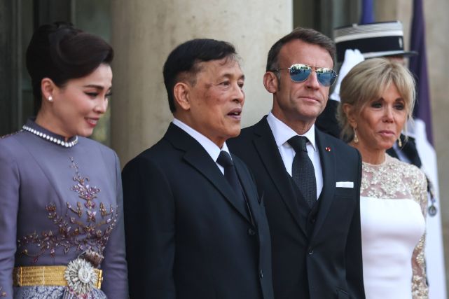 Macron nie klękał przed królem Tajlandii. Wiralowe zdjęcie to fałszywka
