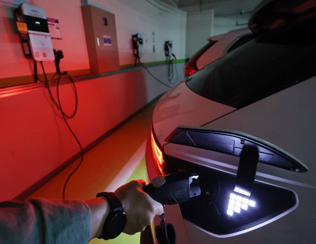 Częstszy samozapłon aut elektrycznych. Dane vs. mit