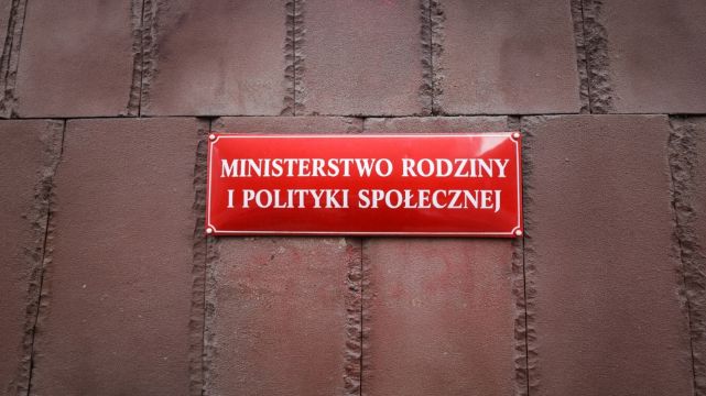 Urzędowy matriarchat? Czy ministerstwo dyskryminuje mężczyzn?