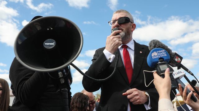 Partia obleganej twierdzy. Jak Grzegorz Braun wykorzystuje nasze narodowe traumy