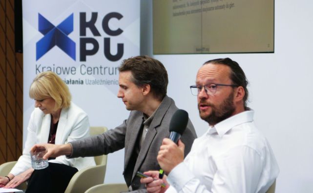 Młodzież w 2025 roku. Mniej alkoholu, mniej papierosów, więcej problemów psychicznych