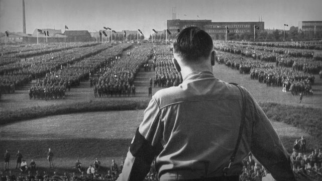 Hitler w piekle się przewraca. Próby rehabilitacji zbrodniarza