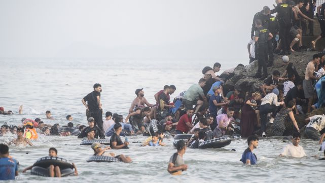 Tysiące migrantów w Ceucie. Fakty i manipulacje wokół hiszpańskiej enklawy w Afryce