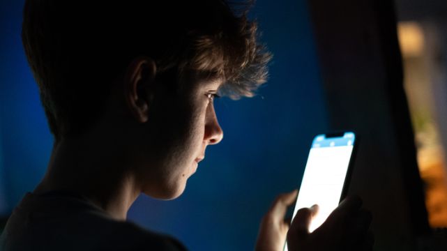 Jak cyfrowe platformy drenują mózgi dzieci i młodzieży