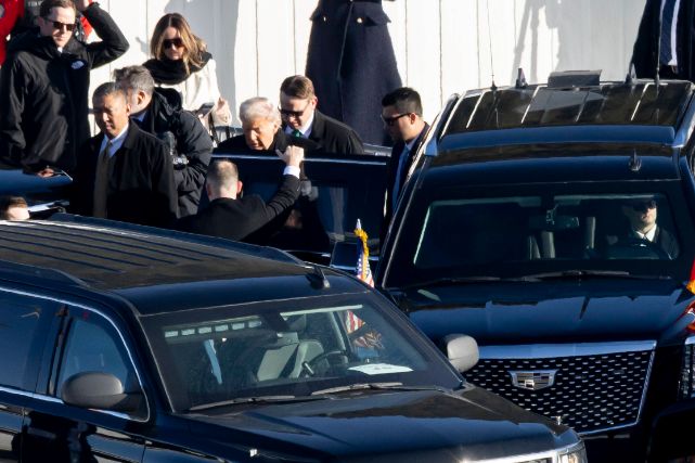 Trump przewrócił się przed limuzyną? Wytwór AI zmylił miliony