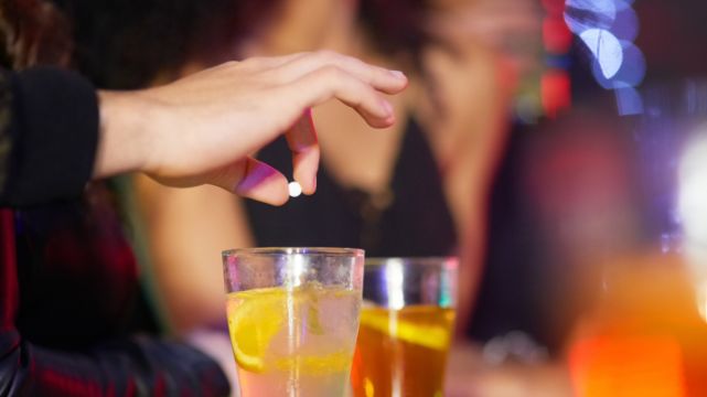 Sparaliżowana, bo wypiła drinka od imigranta? Niewiele się tu zgadza