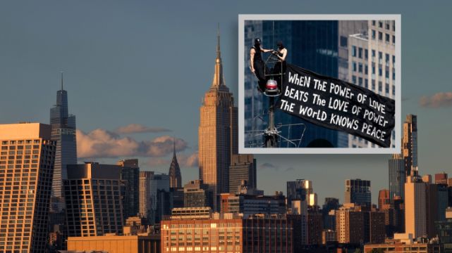 Wspięli się na Empire State Building. Co napisali na banerze?