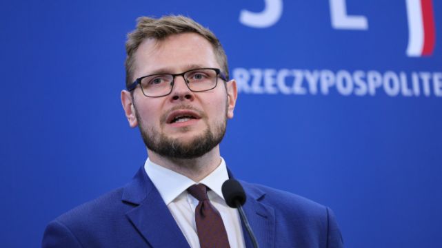 Woś wraca do umowy sprzed dwóch lat. Grafika manipuluje treścią dokumentu