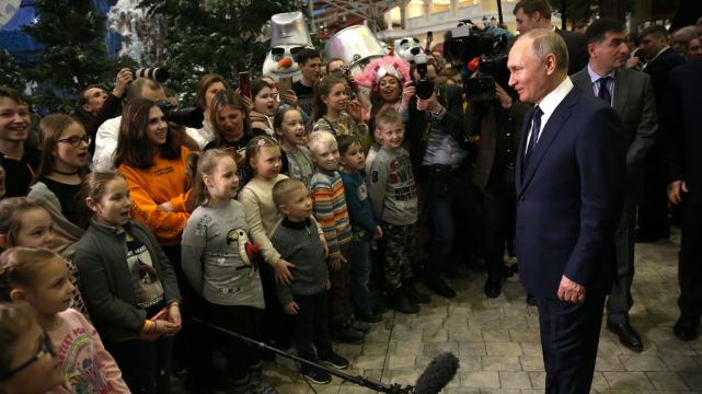 Benzyna potaniała tuż przed wizytą Putina. Przypadek?