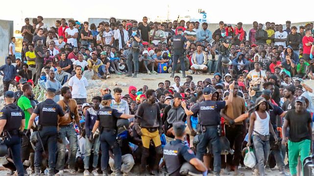 Migranci z Ceuty zmierzają do Polski? Apel Bąkiewicz do prezydenta