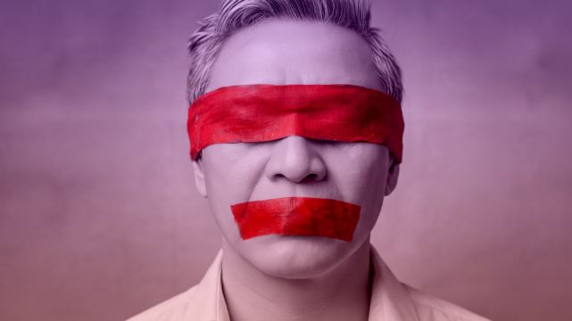 „Prostytutki”, „arcykapłanki”, „świnie”. Jak politycy oswajają agresję wobec dziennikarzy