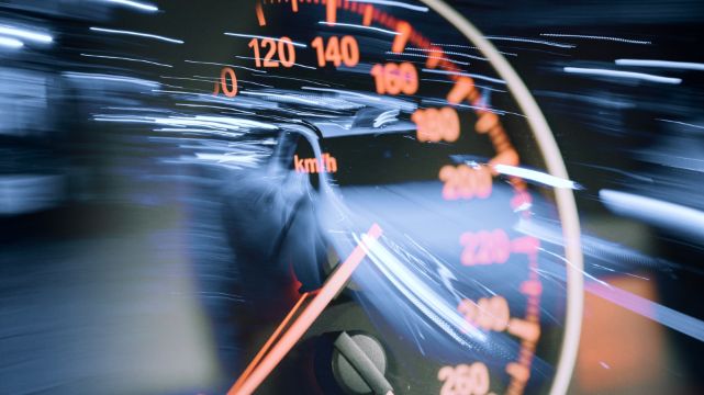 4,6 do setki i tryb „drift”. Tak reklamowano auto, którym zabito małżeństwo