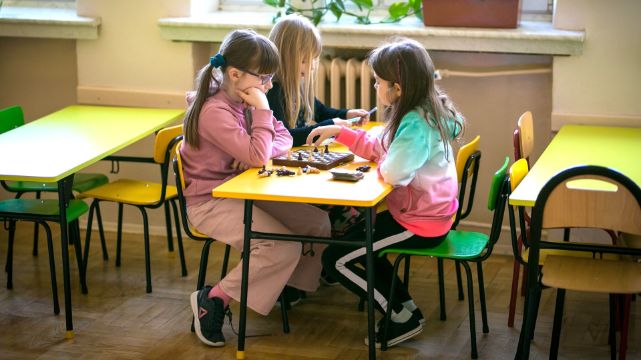 Uczniowie-cudzoziemcy a „imigranckie niziny”. Co naprawdę wynika z danych?