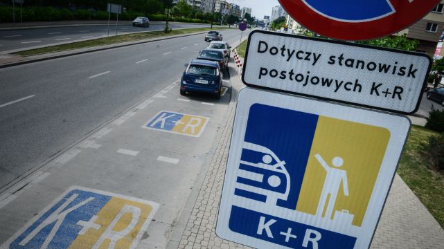 „Miejsca parkingowe tylko dla Ukraińców” przed polską szkołą? Sprawdzamy