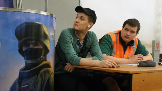 „Polowanie na mięso armatnie”. Rekrutacja w Rosji to biznes wart miliardy