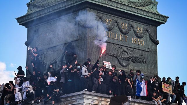  „Francja płonie”? Politycy Konfederacji pokazują stare nagrania i zdjęcie bez kontekstu
